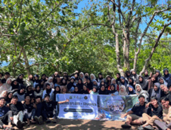 Menjaga Jantung Pesisir: EnviroXplore x Sosgreen Gelar Aksi Beach Clean Up dan Penanaman Bibit Mangrove