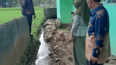 MIN 1 Solok Selatan Pascabanjir Dikunjungi Tim Sapras DPR RI, Harapan Baru untuk Perbaikan Fasilitas 8 Tim Sarpras DPR RI Tinjau Kondisi MIN 1 Solok Selatan Pascabanjir