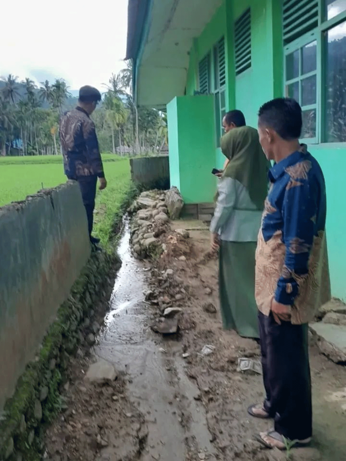MIN 1 Solok Selatan Pascabanjir Dikunjungi Tim Sapras DPR RI, Harapan Baru untuk Perbaikan Fasilitas 1 Tim Sarpras DPR RI Tinjau Kondisi MIN 1 Solok Selatan Pascabanjir