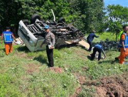 Mobil Pick Up Terguling di Tol Sergai Akibat Pecah Ban, Tiga Orang Luka-Luka