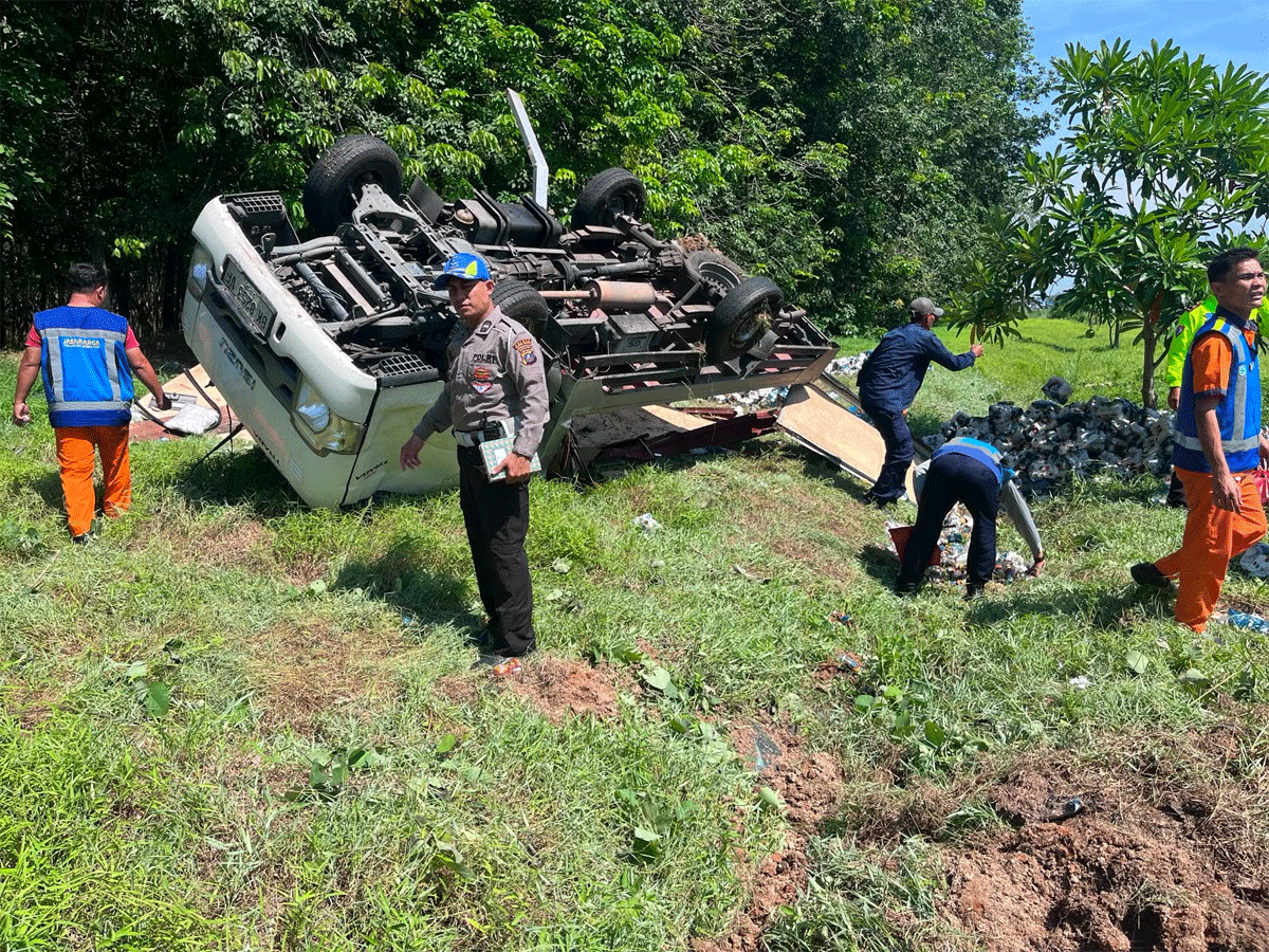Mobil Pick Up Terguling di Tol Sergai Akibat Pecah Ban, Tiga Orang Luka-Luka 1 Polisi olah TKP kecelakaan lalu lintas