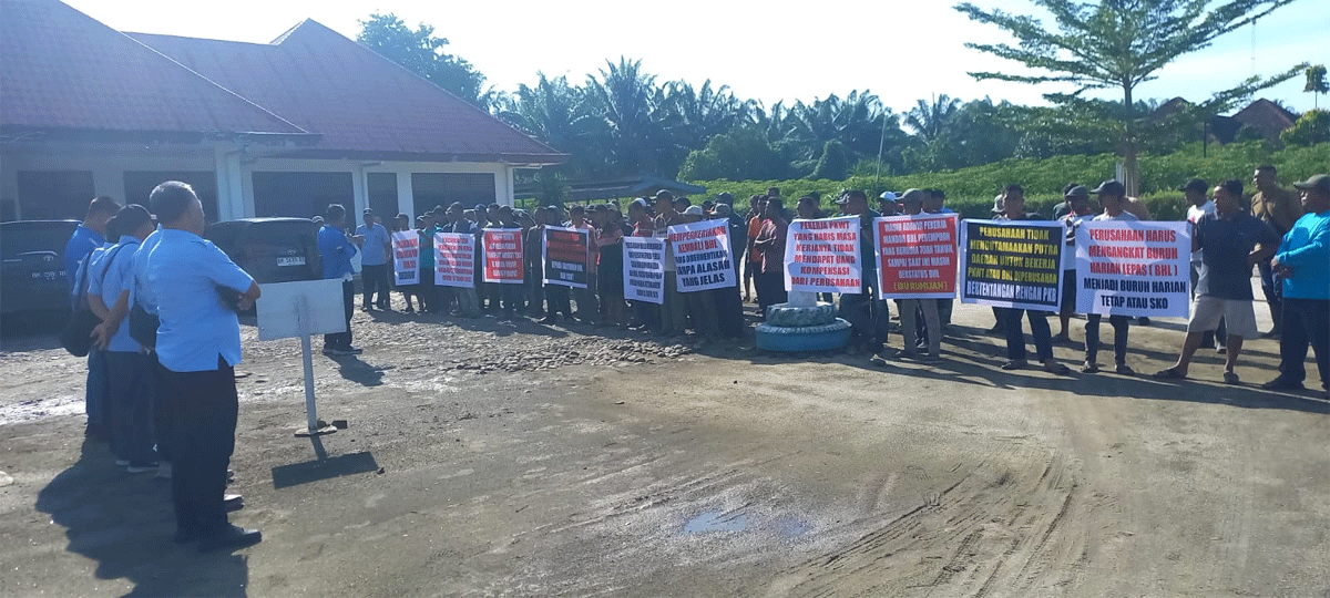 Ratusan Buruh PT Sidojadi Mogok Kerja,
