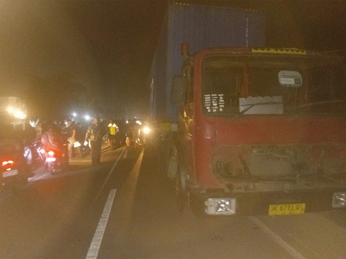 Laka Lantas Maut di Jalinsum Sei Rampah, Tabrak Truk Parkir, Seorang Remaja Tewas 1 Lokasi kecelakaan