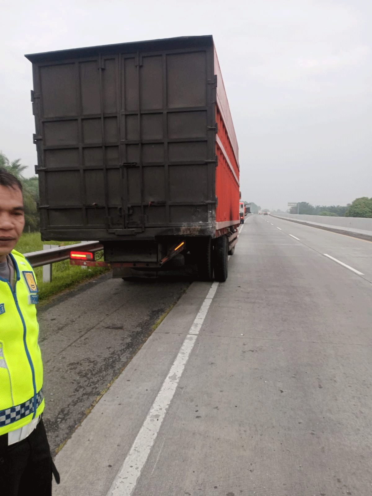 Laka Lantas di Tol Medan-Tebing Tinggi, Mobil Innova Tabrak Truk, Lima Orang Luka-luka 1 Lokasi kecelakaan lalu lintas