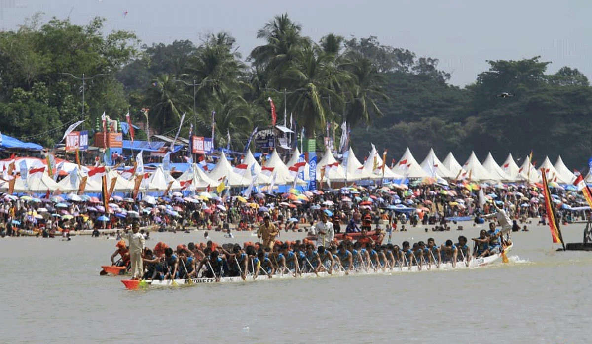 Pacu jalur di Kuansing