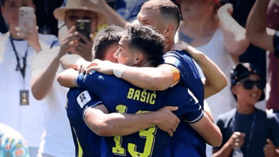 Pemain Bosnia selebrasi usai cetak gol.