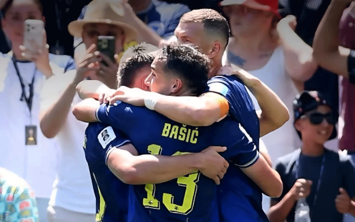 Pemain Bosnia selebrasi usai cetak gol.