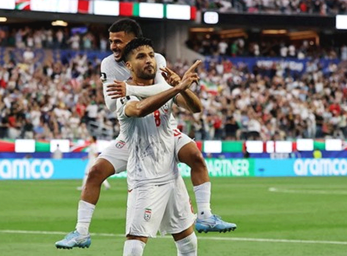Pemain Iran selebrasi usai cetak gol.
