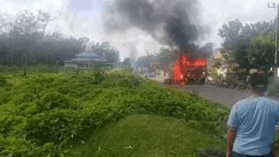 Sebuah truk terbakar