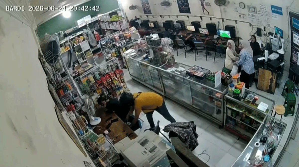 Perampok agen BriLink Selfie Net Firdaus tertangkap kamera cctv menggunakan senjata tajam