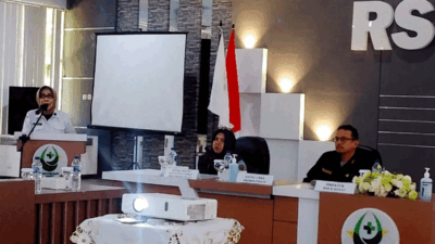 Direktur RSD Kalisat, dr. Nurullah Hidajahningtyas (kiri), saat memaparkan kesiapan rumah sakit di hadapan tim visitasi dari Balai Kekarantinaan Kesehatan (BKK) Kelas I Probolinggo di Aula RSD Kalisat, Rabu (3/6/2026).