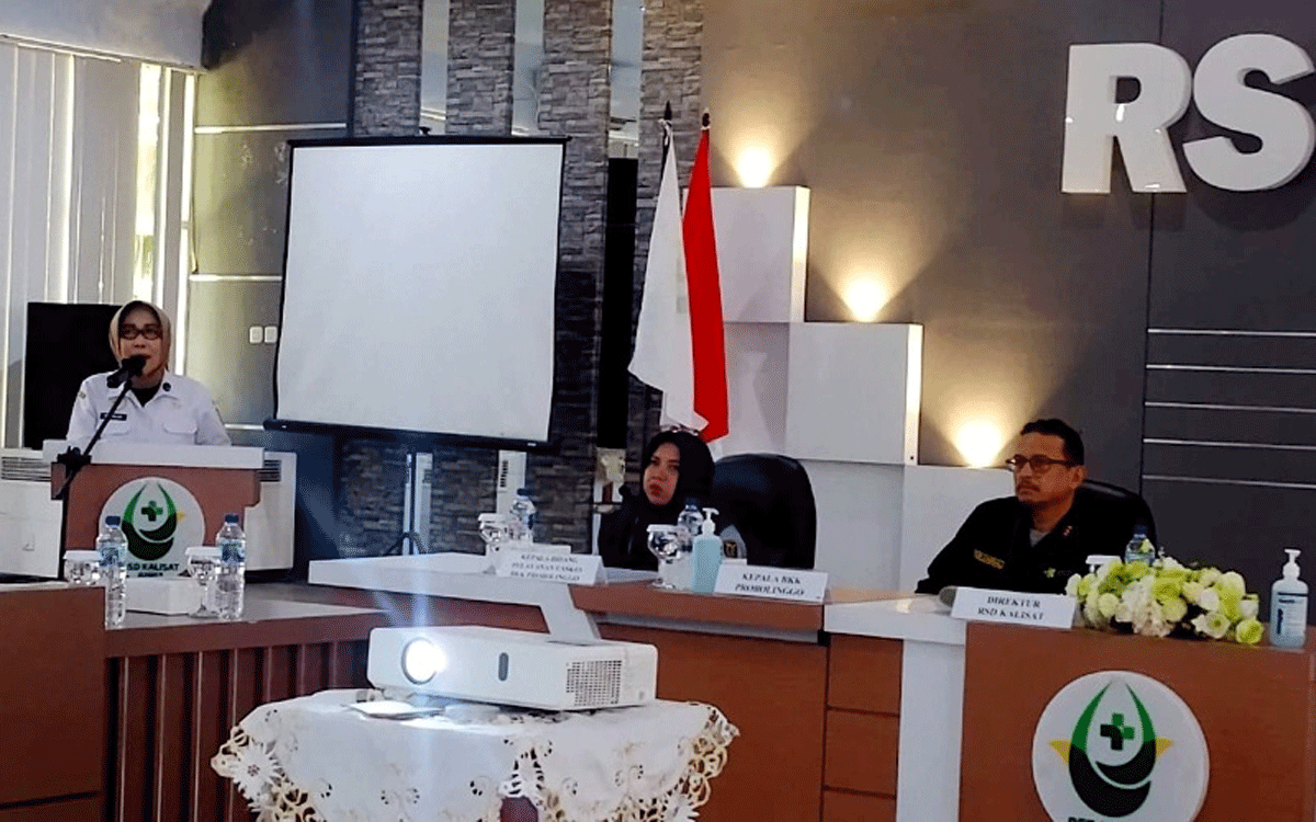 Direktur RSD Kalisat, dr. Nurullah Hidajahningtyas (kiri), saat memaparkan kesiapan rumah sakit di hadapan tim visitasi dari Balai Kekarantinaan Kesehatan (BKK) Kelas I Probolinggo di Aula RSD Kalisat, Rabu (3/6/2026).