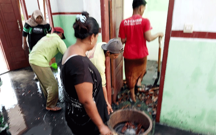 Bocah Empat Tahun Main Korek Api, Sebuah Rumah Terbakar di Jember 1 Kondisi bagian dalam rumah Abd Rohman, warga Dusun Jeni, Desa Kepanjen, Kecamatan Gumukmas, Jember, Jawa Timur, usai terbakar. (Foto: Istimewa)