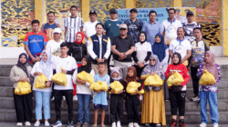 Foto bersama usai penyerahan bantuan