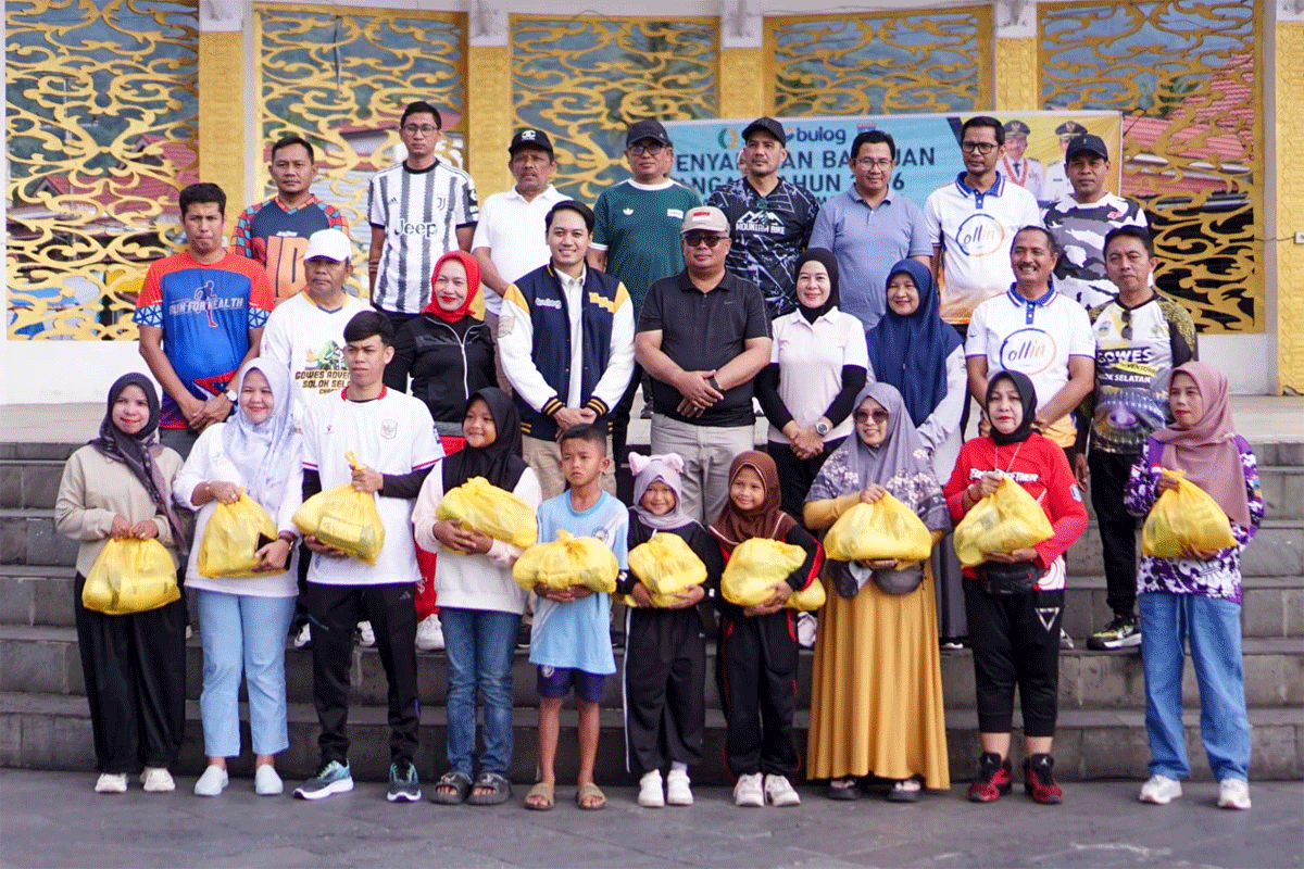 Foto bersama usai penyerahan bantuan