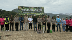Foto bersama usai tanam pohon