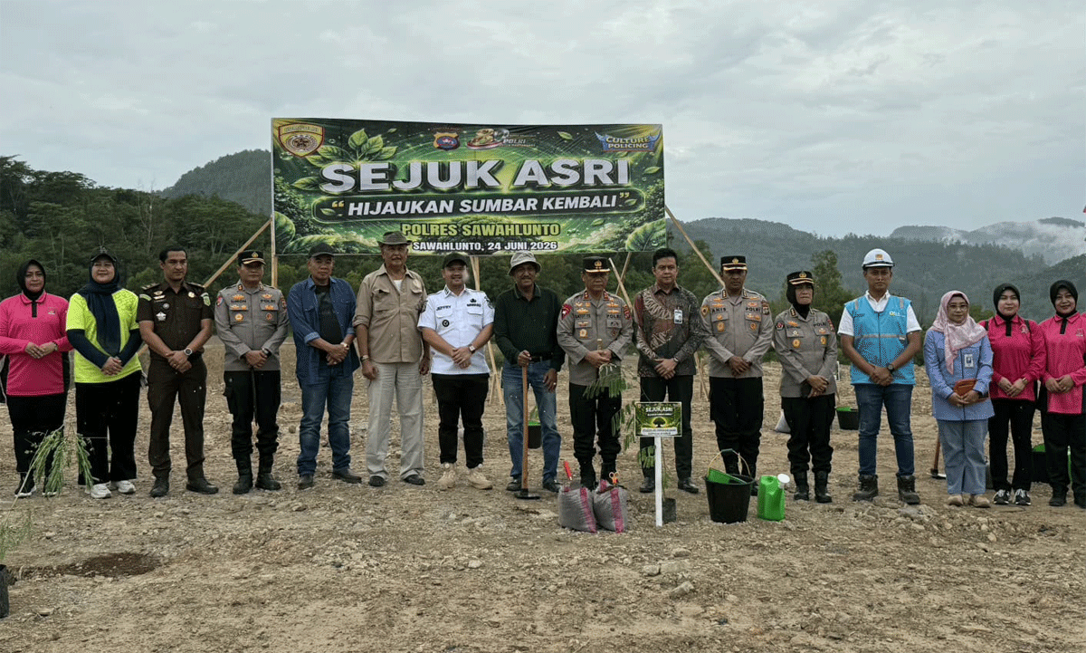 Foto bersama usai tanam pohon