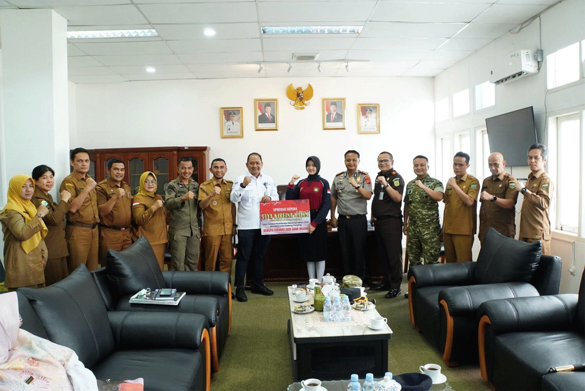 Ulya Lolos Paskibraka Tingkat Nasional, Siap Tampil Maksimal di Istana Negara 2 Ulya terima apresiasi dari Bank Nagari Padang Panjang. (Kominfo)