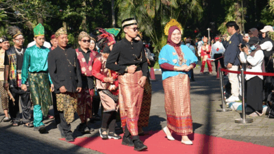 Jajaran pimpinan Universitas Jember dan civitas akademika berjalan bersama mengenakan beragam busana adat nusantara usai Upacara Peringatan Hari Lahir Pancasila 2026. (Foto: Humas Unej)