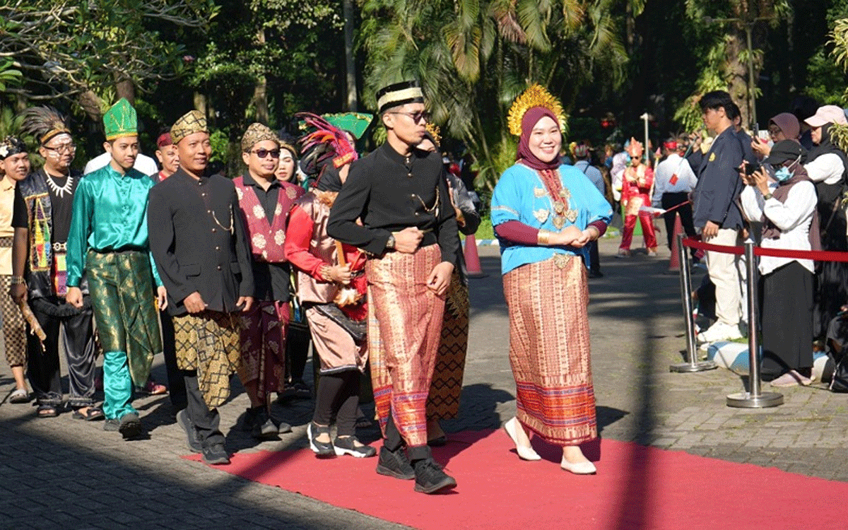 Jajaran pimpinan Universitas Jember dan civitas akademika berjalan bersama mengenakan beragam busana adat nusantara usai Upacara Peringatan Hari Lahir Pancasila 2026. (Foto: Humas Unej)