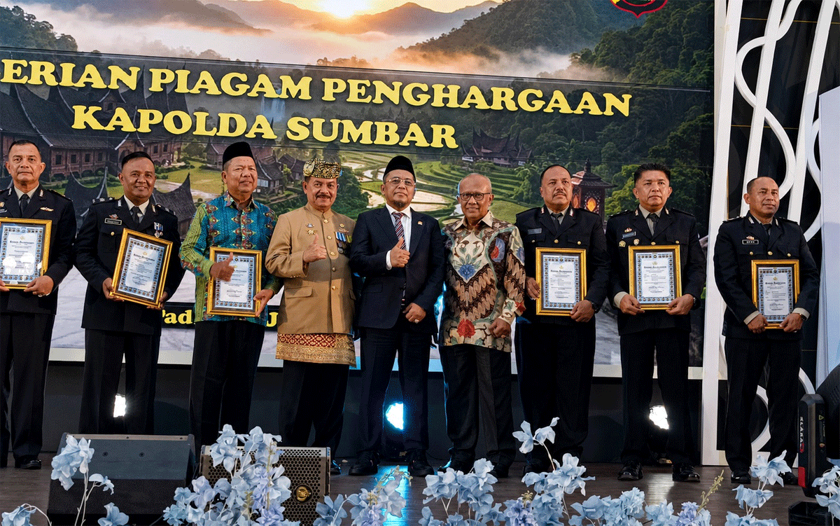 Terima Penghargaan, Arisal Aziz Tegaskan Perang Melawan Narkoba Adalah Kerja Bersama 1 Foto bersama