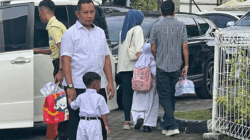 Ayah antar anak ke sekolah. (Biro Adpim)
