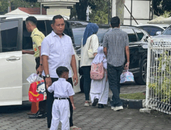 Alhamdulillah, Banyak Ayah Antar Anak di Hari Pertama Sekolah