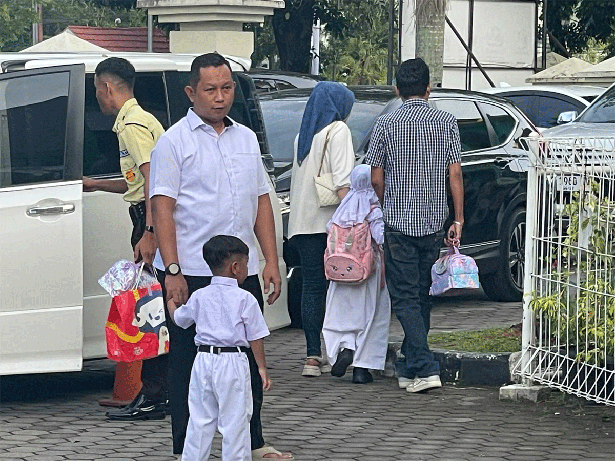 Alhamdulillah, Banyak Ayah Antar Anak di Hari Pertama Sekolah 1 Ayah antar anak ke sekolah. (Biro Adpim)