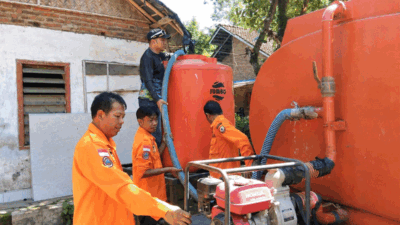 Distribusi air bersih oleh BPBD Jember di Dusun Bunder, Desa Sumberpinang, Kecamatan Pakusari, Jember, Jawa Timur, Kamis (2/7/2026). (Foto: Pusdalops BPBD Jember)