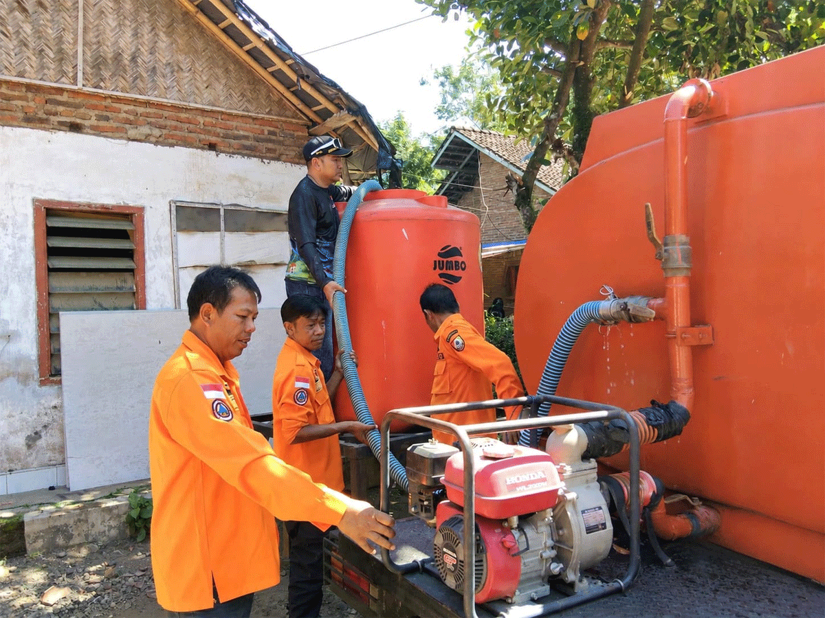Distribusi air bersih oleh BPBD Jember di Dusun Bunder, Desa Sumberpinang, Kecamatan Pakusari, Jember, Jawa Timur, Kamis (2/7/2026). (Foto: Pusdalops BPBD Jember)