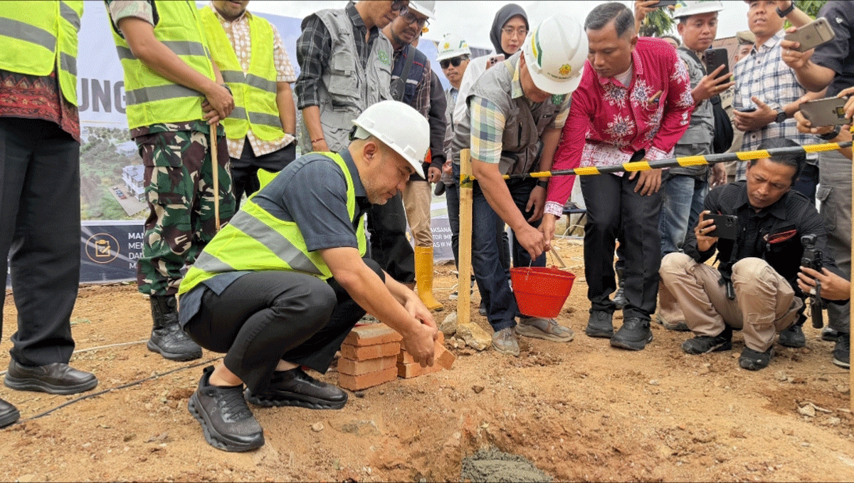Kabar Gembira Warga Bungo! Kantor Imigrasi Baru Akhirnya Mulai Dibangun, Pelayanan Makin Mudah dan Cepat 1 Bupati Dedy Putra letakan batu pertama pembangunan Kantor Imigrasi Kelas III Non TPI Bungo di Jalan R.M. Thaher, Kamis (30/7/2026).