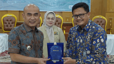 Pesan Keras Bupati Bungo: Jangan Main-main dengan Dana Desa! 8 Serah terima cenderamata. (bungokab.go.id)
