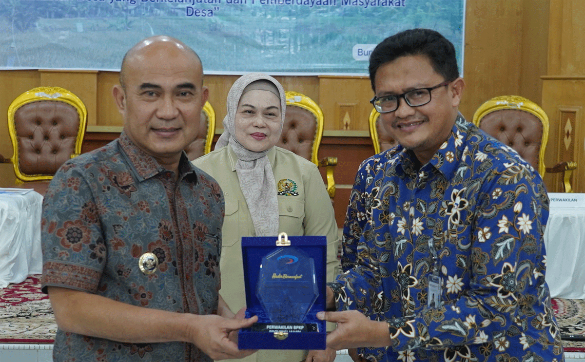 Pesan Keras Bupati Bungo: Jangan Main-main dengan Dana Desa! 1 Serah terima cenderamata. (bungokab.go.id)