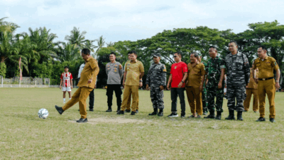 Tekankan Sportivitas di Lapangan, Bupati Sergai Buka Turnamen Piala Bupati dan Wakil Bupati U-23 8 Bupati Sergai H Darma Wijaya saat tendang bola buka turnamen sepakbola piala Bupati dan Wakil Bupati U-23 tahun 2026