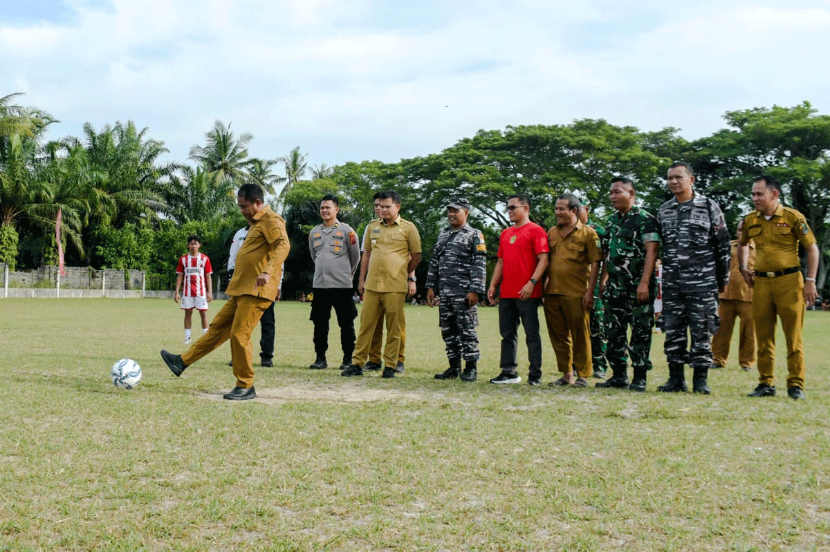 Bupati Sergai H Darma Wijaya saat tendang bola buka turnamen sepakbola piala Bupati dan Wakil Bupati U-23 tahun 2026