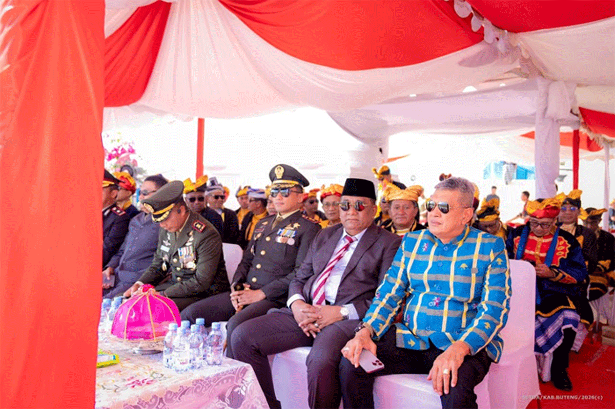 Baru 16 Bulan Pimpin Buton Tengah, Azhari Klaim Berhasil Boyong Program Prabowo Bernilai Ratusan Miliar 1 Upacara Hari Jadi ke-12 Kabupaten Buteng dihadiri Bupati Buteng H Samahuddin (periode 2017-2022) dan Pj Bupati Buteng Muh. Yusup (periode 2023).