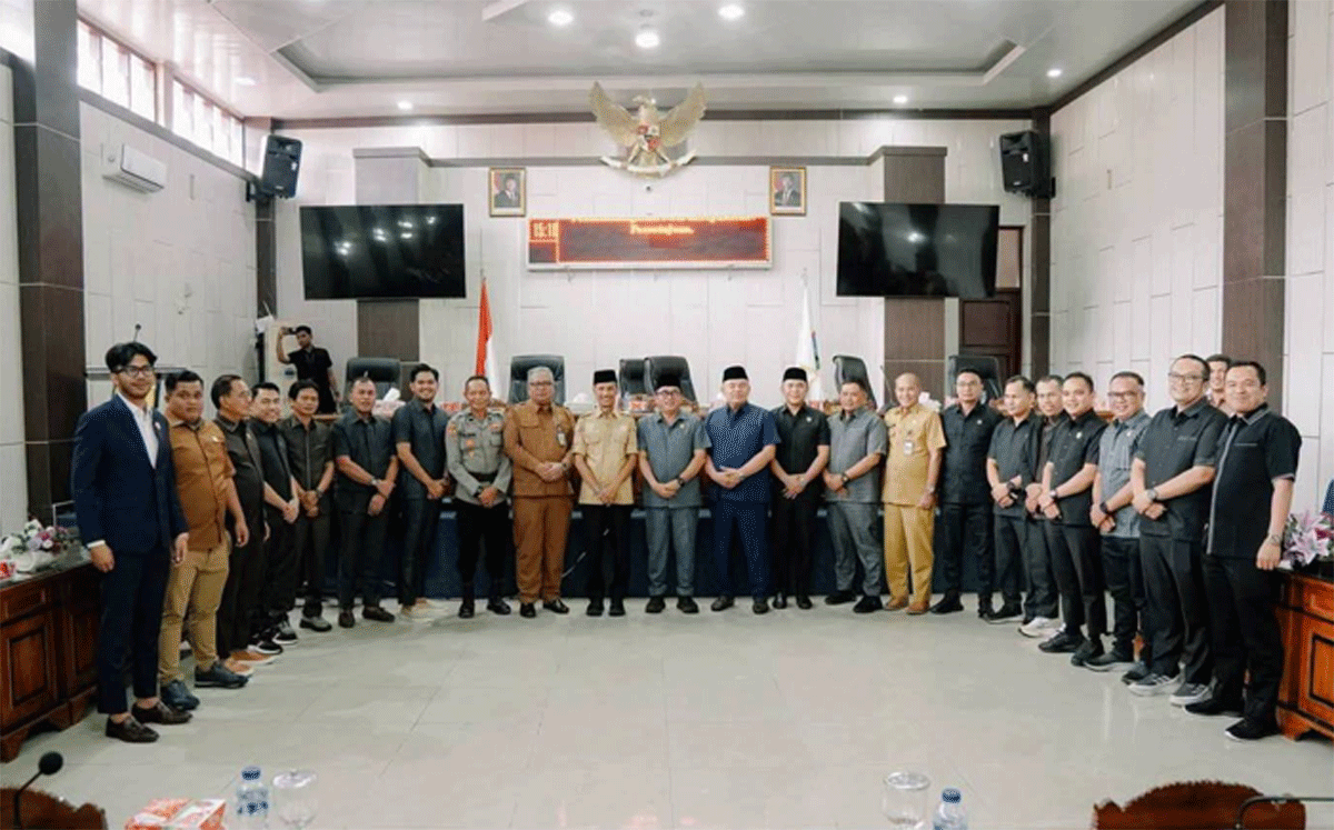 DPRD Solok Selatan Setujui Ranperda RTRW Jadi Peraturan Daerah, Jadi Acuan Pembangunan 20 Tahun ke Depan 1 Foto bersama usai rapat paripurna DPRD