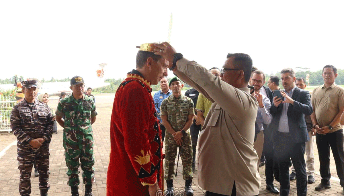 Wali Kota Gunungsitoli Bersama Forkopimda Sambut Duta Besar Prancis di Bandara Binaka
