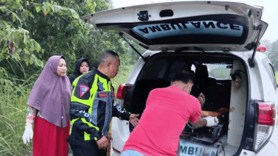 Pengendara Motor Tewas Usai Tabrak Pembatas Jalan di Jalur Dua Sungai Rumbai 8 Evakuasi korbvan kecelakaan di lintas Sumatera.