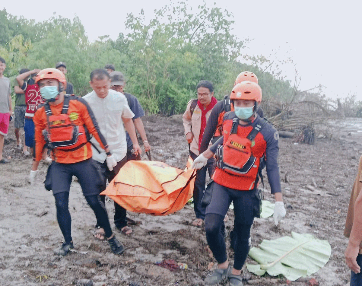 3 Hari Hanyut di Sungai Ular, Jasad Remaja 15 Tahun Ditemukan Tidak Bernyawa 1 Evakuasi warga yang sebelumnya dilaporkan hanyut di sungai.