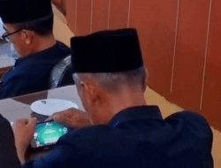 Camat Tertangkap Kamera Main Higgs Domino Global di Rapat DPRD Madiun