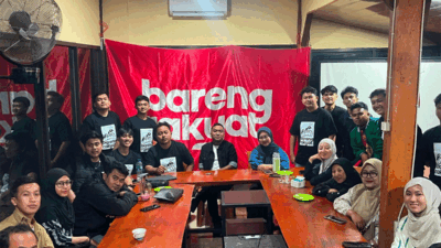 Tuntas di 31 Kecamatan, Anak-anak Muda Bareng Rakyat Bakal Masuk ke Desa-desa 8 Para penggawa Bareng Rakyat, organisasi generasi muda Jember dalam agenda kongkow dan diskusi santai di salah satu rumah makan di Sumbersari, Jember, Jawa Timur, Senin (20/7/2026) malam. (Foto: Istimewa)