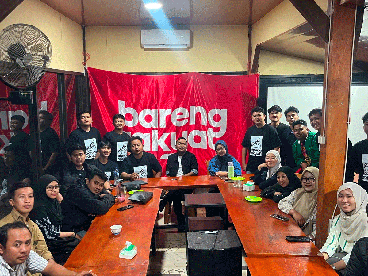 Tuntas di 31 Kecamatan, Anak-anak Muda Bareng Rakyat Bakal Masuk ke Desa-desa 1 Para penggawa Bareng Rakyat, organisasi generasi muda Jember dalam agenda kongkow dan diskusi santai di salah satu rumah makan di Sumbersari, Jember, Jawa Timur, Senin (20/7/2026) malam. (Foto: Istimewa)