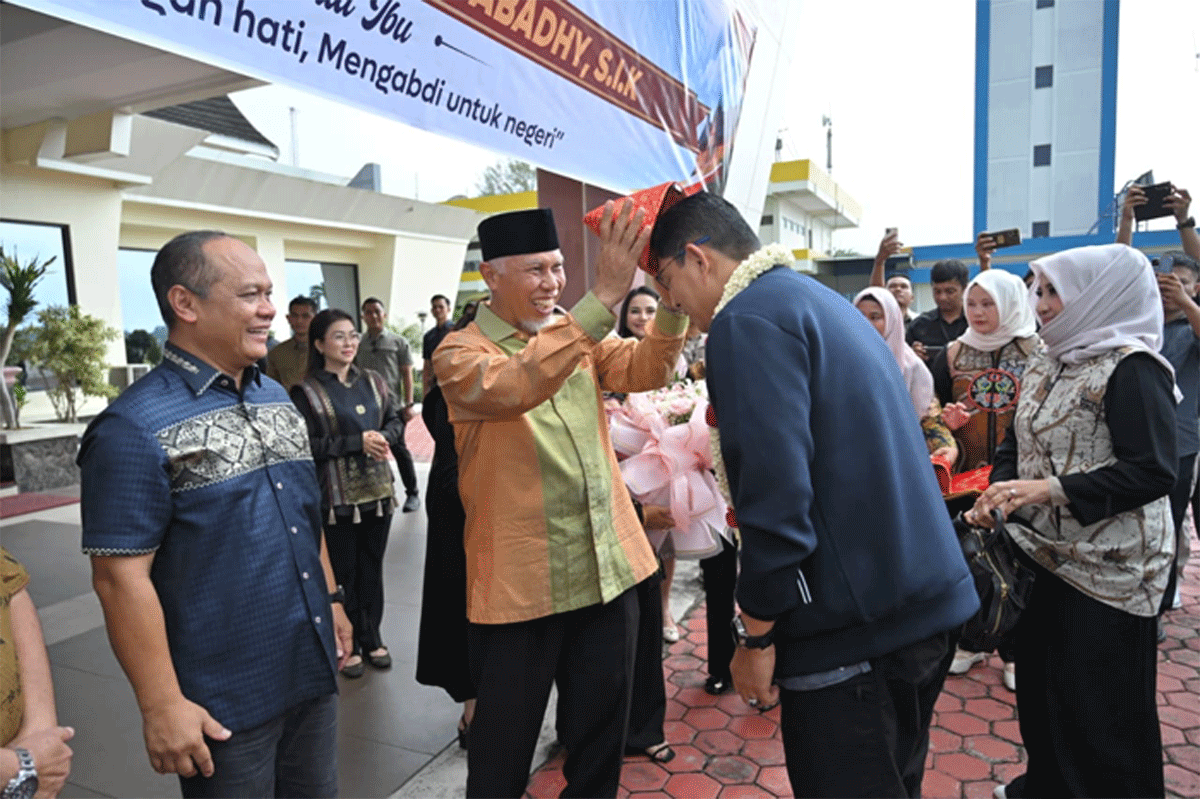 Kapolda Sumbar yang Baru Tiba di Sumbar 1 Gubernur Mahyeldi Sambut Kedatangan Kapolda Sumbar Irjen Djati Wiyoto Abadhy