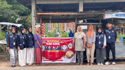 Mahasiswa bersama salah satu pelaku UMKM di Nagari Campago