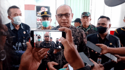 Anggota Satgas MBG Kabupaten Jember, Jawa Timur, Akhmad Helmi Luqman menyampaikan temuan hasil sidak SPPG di Desa Karangsono, Kecamatan Bangsalsari, Kamis (16/7/2026). (Mahrus Sholih)