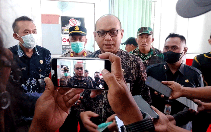 Temukan Pelanggaran SOP MBG, Satgas Rekomendasikan Penghentian Sementara SPPG Karangsono 1 Anggota Satgas MBG Kabupaten Jember, Jawa Timur, Akhmad Helmi Luqman menyampaikan temuan hasil sidak SPPG di Desa Karangsono, Kecamatan Bangsalsari, Kamis (16/7/2026). (Mahrus Sholih)