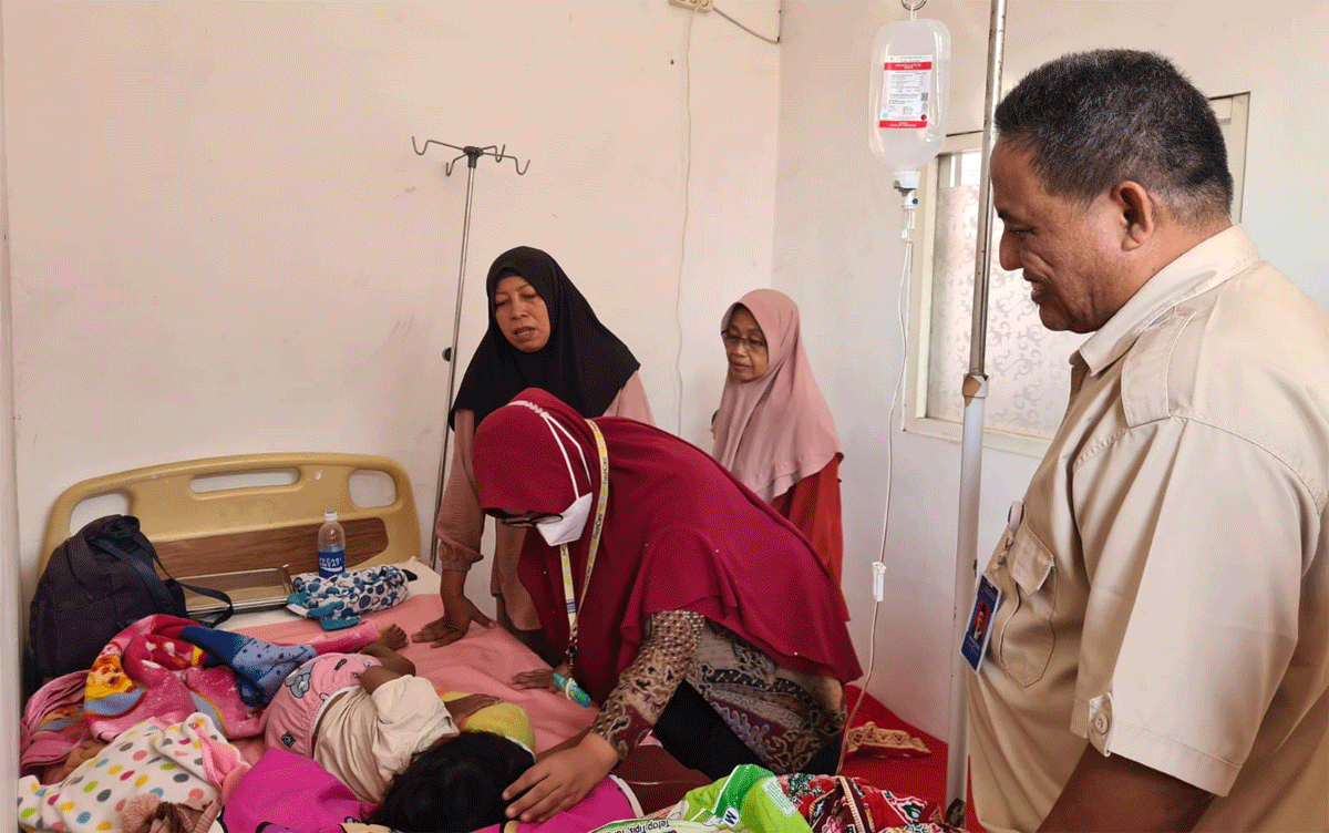 Belasan Penerima MBG di Jember Alami Gangguan Kesehatan, Satgas Turun Selidiki Dugaan Keracunan 1 Salah satu penerima MBG yang masih menjalani perawatan di Puskesmas Sukorejo di Kecamatan Bangsalsari, Jember, Jawa Timur, Kamis (16/7/2026). Siswa SD tersebut menjalani perawatan medis setelah menyantap menu MBG, Selasa (14/7/2026). (Foto: M. Yunus)