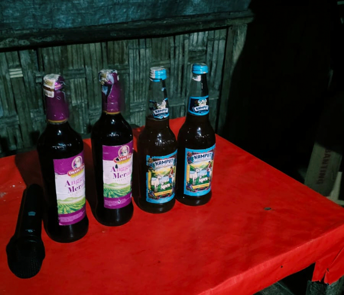 Tekan Angka Kejahatan Penyakit Masyarakat, Polsek Dolok Masihul Sita Puluhan Botol Miras Tanpa Izin 1 Barang bukti yang diamankan polisi