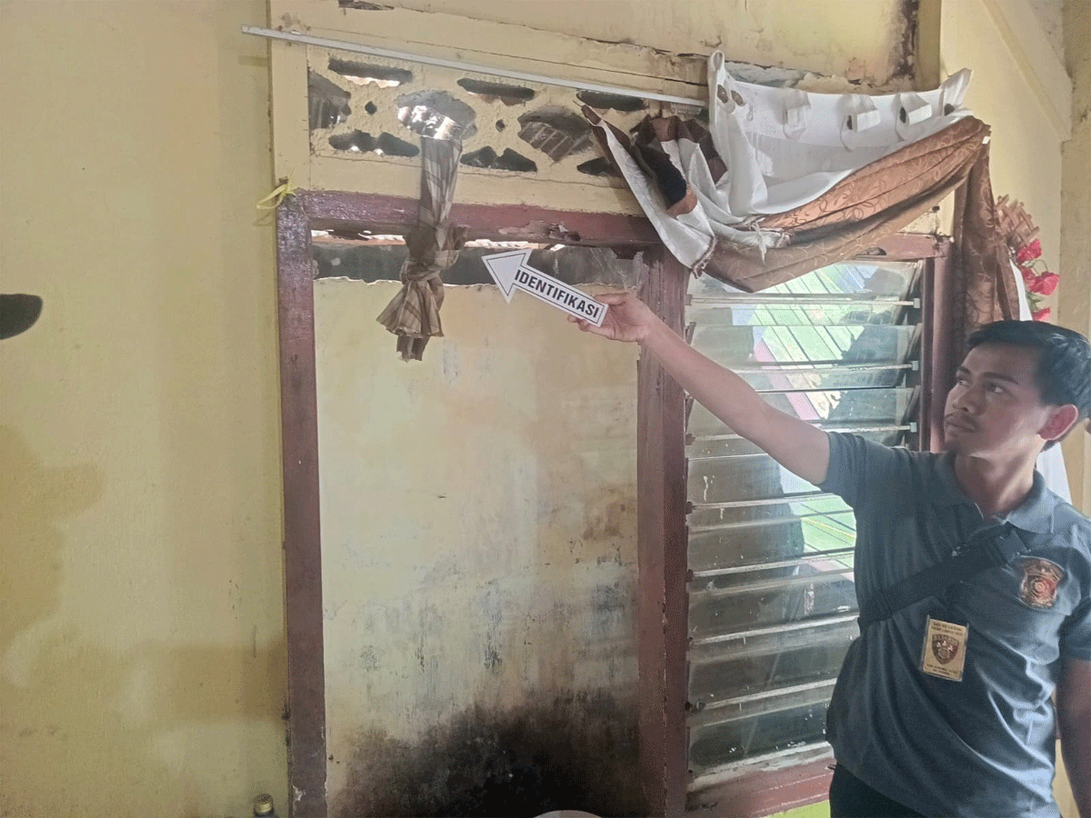 Polsek Muaro Kalaban dan Tim Inafis Polres Sawahlunto Gerak Cepat Tangani Temuan Pria Meninggal Gantung Diri di Muaro Kalaban 1 Petugas lakukan olah TKP